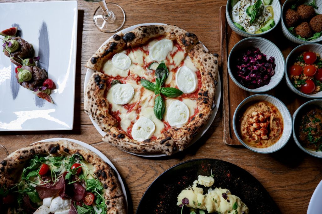 Mama & Zita – Restaurant méditerranéen à Genève
Situé à proximité immédiate de la Place des Nations, Mama & Zita propose une cuisine du partage aux influences méditerranéennes, dans un cadre chaleureux, élégant et convivial avec une belle terrasse.
Notre restaurant accueille aussi bien les déjeuners professionnels, les dîners et les afterworks que les repas et les événements de groupe. Grâce à nos différents espaces dont un salon privé, nous pouvons également organiser des événements pouvant réunir jusqu’à 100 personnes, avec des formules adaptées aussi bien aux occasions privées qu’aux événements professionnels.
Offre exclusive réservée au personnel de l’ONU
10 % de réduction sur l’addition, valable chez Mama & Zita jusqu’au 31 décembre 2026, sur présentation du badge ou de la carte de légitimation de l’ONU.
Cette offre est valable pour les déjeuners, dîners et afterworks, pour les réservations effectuées directement auprès du restaurant,
via notre site internet: Réservations | Mama&Zita https://www.mama-zita.ch/reservations 
ou par téléphone au: + 41 22 303 70 20 
L’offre n’est pas cumulable avec d’autres promotions, offres spéciales ou menus de groupe.
